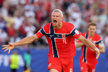 Jeden z najlep&scaron;&iacute;ch &uacute;točn&iacute;kov s&uacute;časn&eacute;ho futbalu Erling Haaland. FOTO: Reuters
