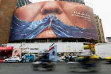 Protiamerick&yacute; billboard s vyobrazen&iacute;m americk&eacute;ho prezidenta Donalda Trumpa a Hormuzsk&eacute;ho prielivu v Teher&aacute;ne. FOTO: Reuters