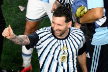 Lionel Messi sa v prvom z&aacute;pase na MS postaral o viacero historick&yacute;ch rekordov. FOTO: TASR/AP
