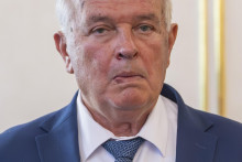 Prezident Peter Pellegrini vymenoval veľvyslancov SR v zahranič&iacute;. Na sn&iacute;mke si menovac&iacute; dekr&eacute;t prevzal Miroslav Radačovsk&yacute; na veľvyslanectvo do Cyperskej republiky.

FOTO: TASR /Martin Baumann
