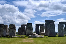 Pamiatka Stonehenge je obklopen&aacute; z&aacute;hadami. FOTO: Pexels/Rushi Patel
