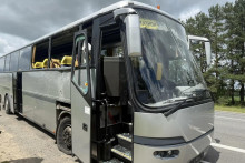 Pohľad na autobus, ktor&yacute; bol podľa miestnych &uacute;radov napadnut&yacute; ukrajinsk&yacute;m dronom, keď prev&aacute;žal deti z bielorusk&eacute;ho ml&aacute;dežn&iacute;ckeho futbalov&eacute;ho t&iacute;mu. FOTO: Reuters/&Uacute;raduj&uacute;ci gubern&aacute;tor ruskej Brianskej oblasti