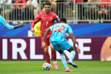 Portugalsk&yacute; hr&aacute;č Cristiano Ronaldo (vľavo) bojuje o loptu s Chancelom Mbembom z Konga počas z&aacute;pasu K-skupiny Portugalsko &ndash; DR Kongo na MS 2026 vo futbale v americkom Houstone 17. j&uacute;na 2026. FOTO: TASR/AP
