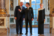 Franc&uacute;zsky prezident spolu s manželkou Brigitte Macronovou priv&iacute;tali Trumpa ihneď po tom, čo po pr&iacute;chode do Versailles vyst&uacute;pil z auta. FOTO: Reuters