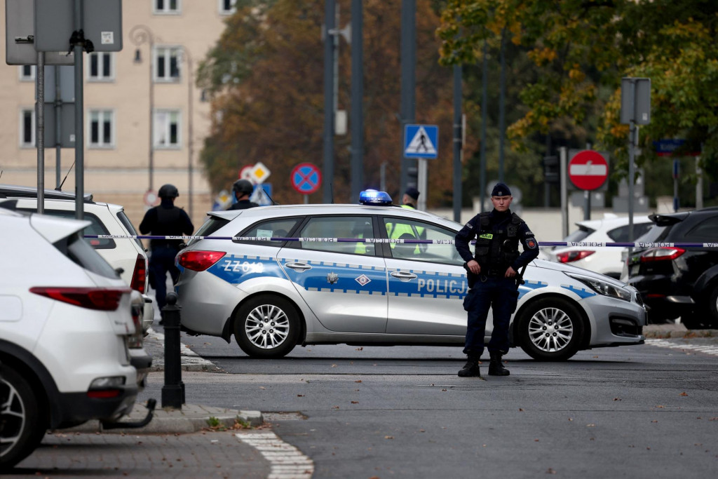 Police officers work near a suspected bomb threat site on Pilsudski Square, in Warsaw, Poland October 14, 2023. REUTERS/Kacper Pempel