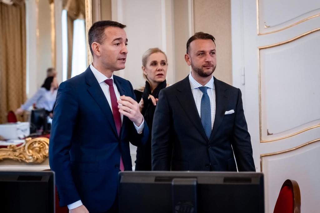 V popred&iacute; minister &scaron;kolstva Tom&aacute;&scaron; Drucker a minister vn&uacute;tra Mat&uacute;&scaron; &Scaron;utaj E&scaron;tok. FOTO: &uacute;rad vl&aacute;dy