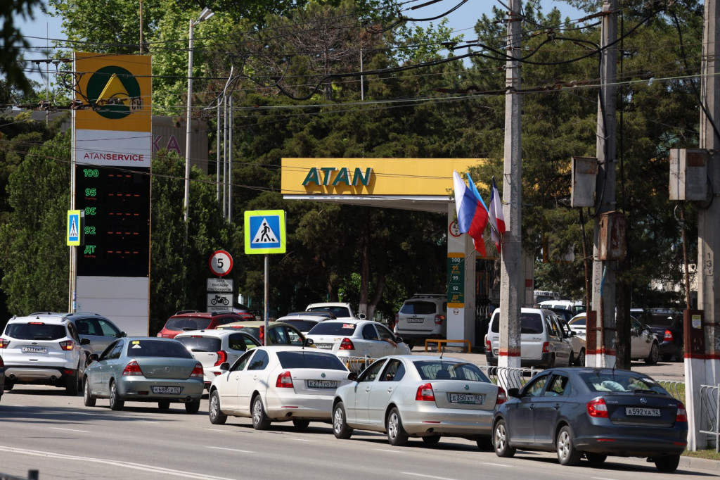 Aut&aacute; čakaj&uacute; v rade pred čerpacou stanicou v Simferopole na polostrove Krym. FOTO: TASR/AP