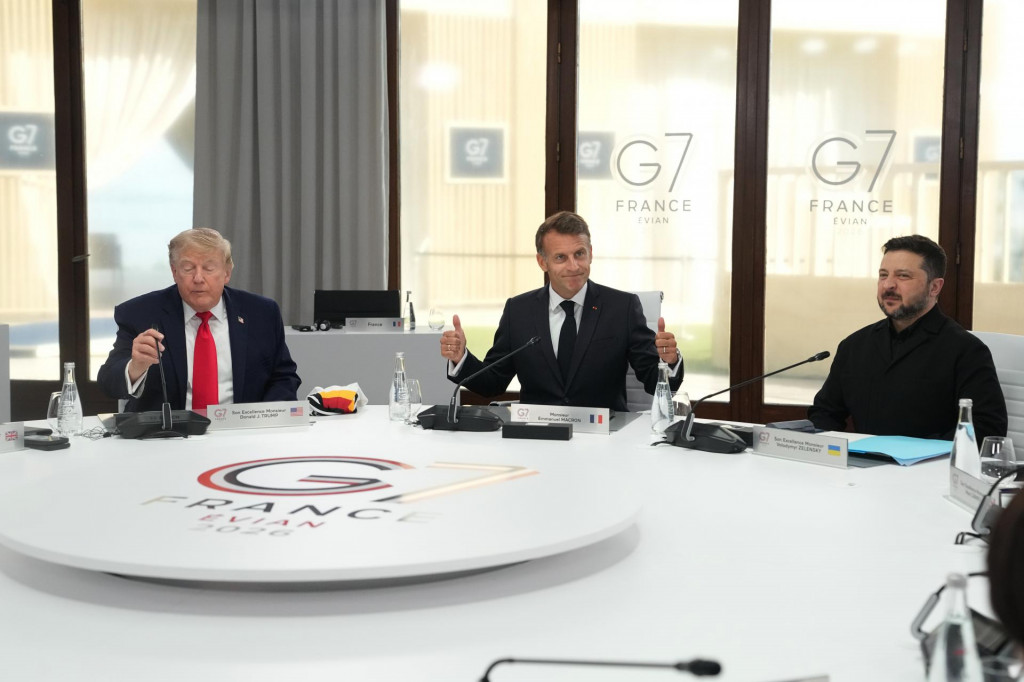 Americk&yacute; prezident Donald Trump, franc&uacute;zsky prezident Emmanuel Macron a ukrajinsk&yacute; prezident Volodymyr Zelenskyj počas spoločn&eacute;ho stretnutia v r&aacute;mci sch&ocirc;dzky hl&aacute;v &scaron;t&aacute;tov a vl&aacute;d skupiny G7 vo franc&uacute;zskom meste Evian-les-Bains 16. j&uacute;na 2026. FOTO: TASR/AP