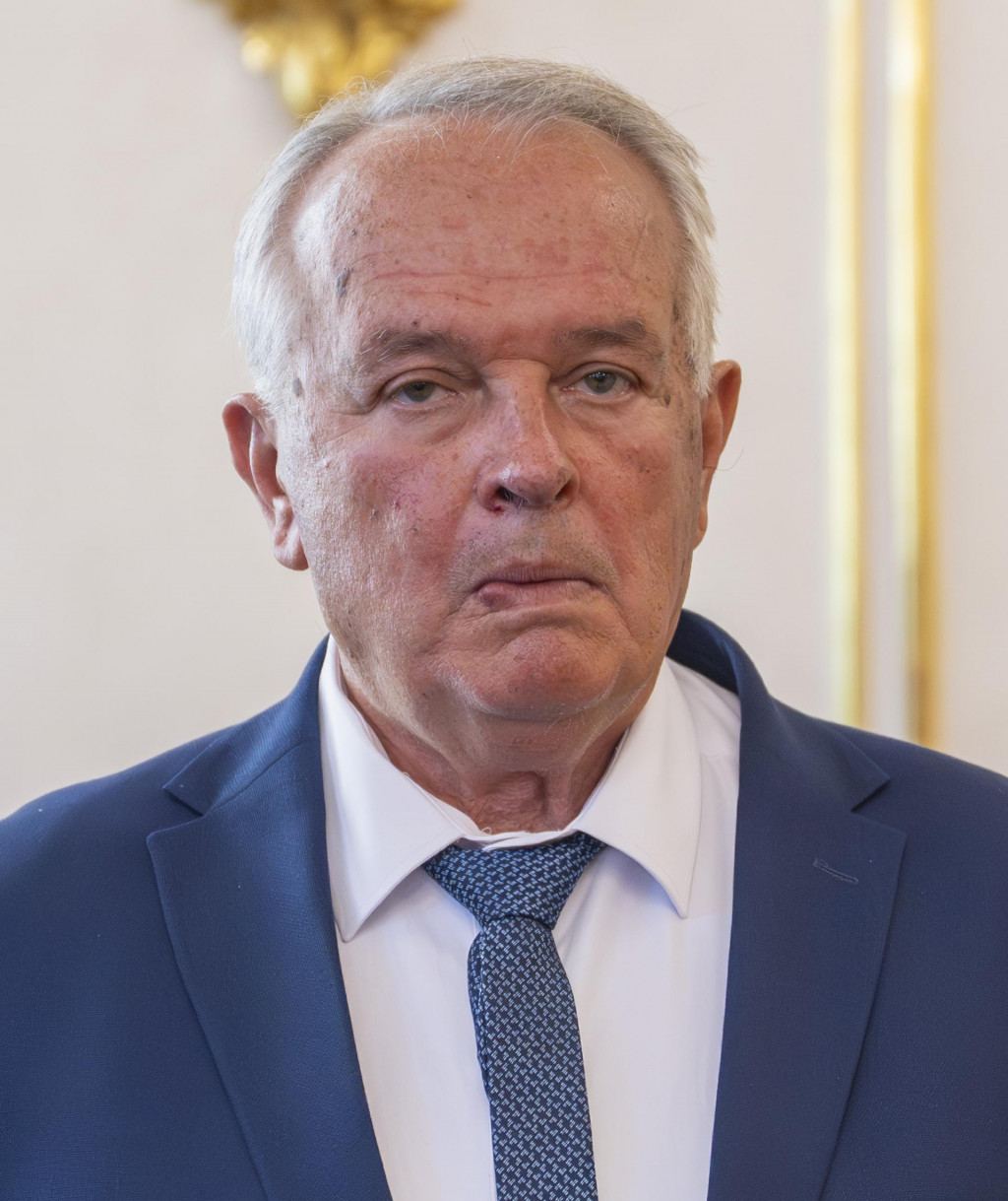 Prezident Peter Pellegrini vymenoval veľvyslancov SR v zahranič&iacute;. Na sn&iacute;mke si menovac&iacute; dekr&eacute;t prevzal Miroslav Radačovsk&yacute; na veľvyslanectvo do Cyperskej republiky.

FOTO: TASR /Martin Baumann
