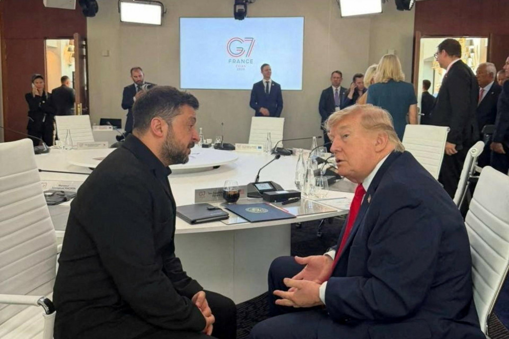 Americk&yacute; prezident Donald Trump a ukrajinsk&yacute; prezident Volodymyr Zelenskyj sa rozpr&aacute;vaj&uacute; na summite G7 v &Eacute;vian-les-Bains. FOTO: REUTERS
