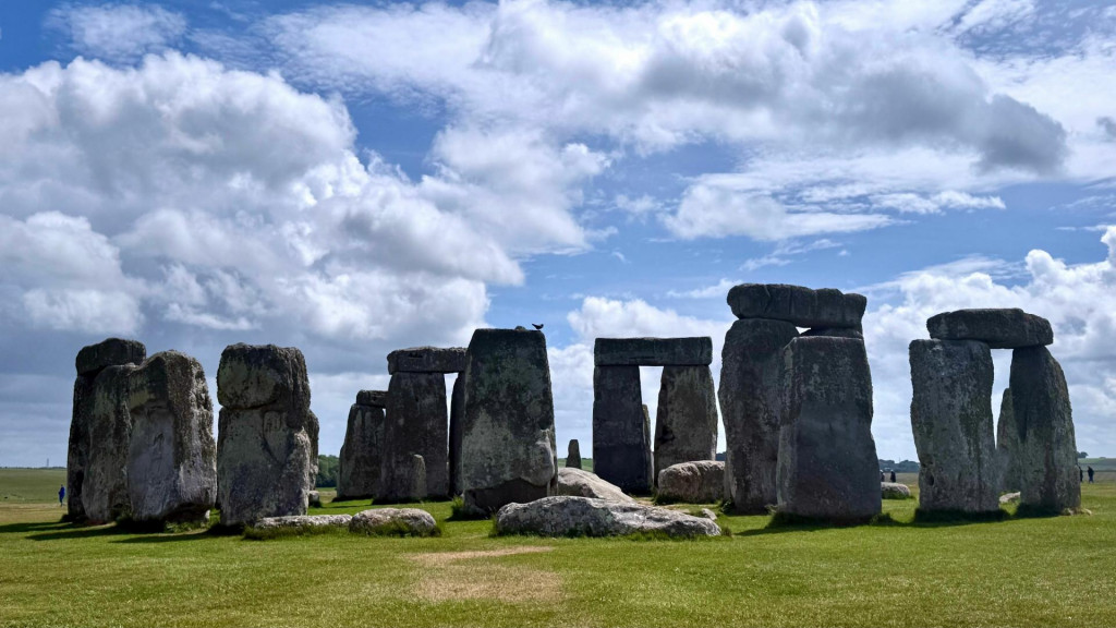 Pamiatka Stonehenge je obklopen&aacute; z&aacute;hadami. FOTO: Pexels/Rushi Patel