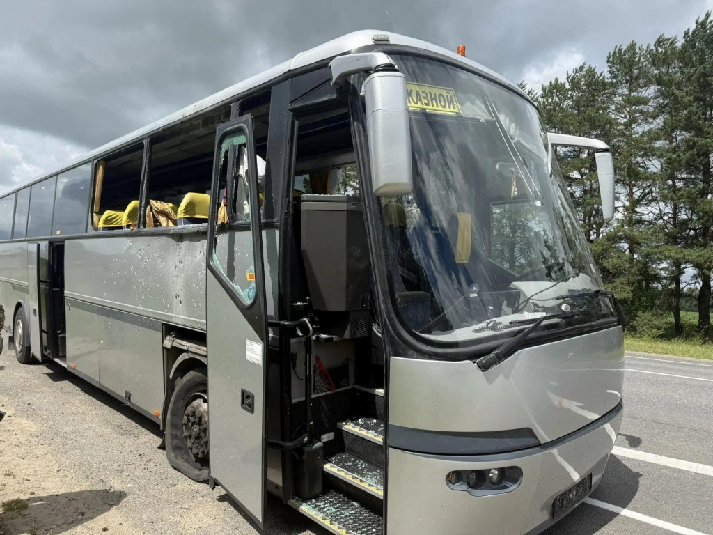 Pohľad na autobus, ktor&yacute; bol podľa miestnych &uacute;radov napadnut&yacute; ukrajinsk&yacute;m dronom, keď prev&aacute;žal deti z bielorusk&eacute;ho ml&aacute;dežn&iacute;ckeho futbalov&eacute;ho t&iacute;mu. FOTO: Reuters/&Uacute;raduj&uacute;ci gubern&aacute;tor ruskej Brianskej oblasti
