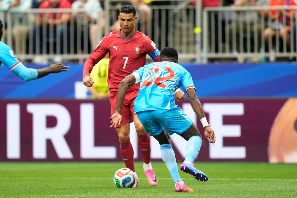 Portugalsk&yacute; hr&aacute;č Cristiano Ronaldo (vľavo) bojuje o loptu s Chancelom Mbembom z Konga počas z&aacute;pasu K-skupiny Portugalsko &ndash; DR Kongo na MS 2026 vo futbale v americkom Houstone 17. j&uacute;na 2026. FOTO: TASR/AP