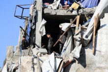 Palest&iacute;nčania kontroluj&uacute; &scaron;kody na mieste izraelsk&eacute;ho &uacute;toku v meste Gaza. FOTO: Reuters