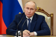 Putin vyhl&aacute;sil, že Rusko bude &bdquo;pravidelne vykon&aacute;vať mas&iacute;vne skupinov&eacute; &uacute;dery&ldquo; proti Ukrajine. FOTO: TASR/AP
