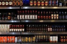 V krajin&aacute;ch &Uacute;nie je relat&iacute;vne najdrah&scaron;&iacute; alkohol v &Iacute;rsku. FOTO: Reuters
