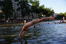 &Uacute;rady v hlavnom meste od stredaj&scaron;ieho popoludnia povolili pl&aacute;vanie pod dohľadom plavč&iacute;kov na jednom &uacute;seku vodn&eacute;ho kan&aacute;la v časti Canal Saint-Martin v&yacute;chodne od centra mesta. FOTO: REUTERS