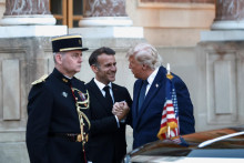 Franc&uacute;zsky prezident Emmanuel Macron v&iacute;ta americk&eacute;ho prezidenta Donalda Trumpa na večeri pri pr&iacute;ležitosti 250. v&yacute;ročia nez&aacute;vislosti Spojen&yacute;ch &scaron;t&aacute;tov v pal&aacute;ci Versailles neďaleko Par&iacute;ža vo Franc&uacute;zsku 17. j&uacute;na 2026. FOTO:  Reuters