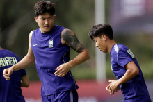 K&oacute;rejsk&yacute; futbalista Kim Min-jae počas tr&eacute;ningu. FOTO: Reuters