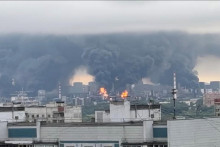 Hust&eacute; k&uacute;doly dymu s plameňmi st&uacute;paj&uacute; z ropnej rafin&eacute;rie v Moskve v Rusku. FOTO: REUTERS