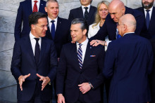 Gener&aacute;lny tajomn&iacute;k NATO Mark Rutte sa stret&aacute;va s ministrom obrany USA Peteom Hegsethom. FOTO: Reuters