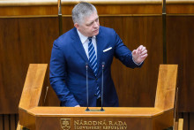 Predseda vl&aacute;dy SR Robert Fico (Smer-SD) vystupuje počas mimoriadnej 60. sch&ocirc;dze NR SR v Bratislave 18. j&uacute;na 2026. FOTO: TASR/Jaroslav Nov&aacute;k