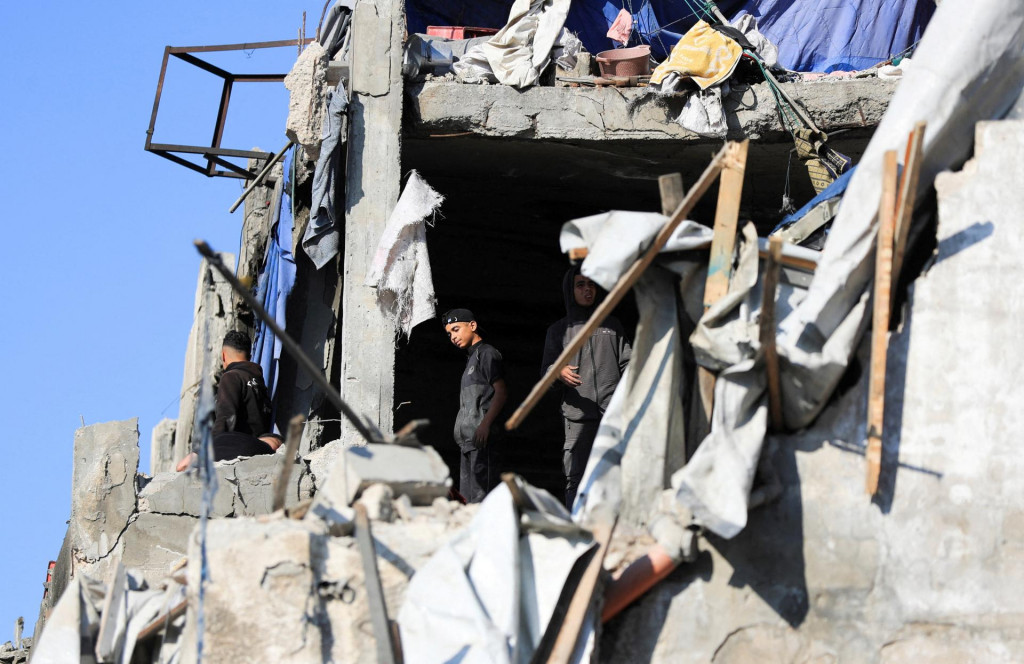 Palest&iacute;nčania kontroluj&uacute; &scaron;kody na mieste izraelsk&eacute;ho &uacute;toku v meste Gaza. FOTO: Reuters