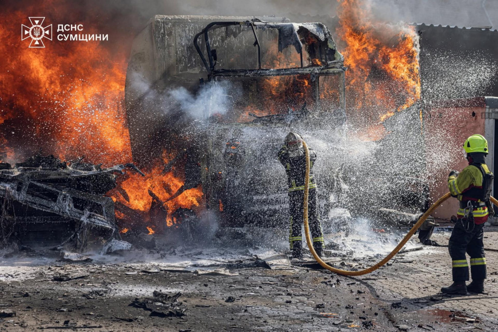 Hasiči zasahuj&uacute; na mieste rusk&eacute;ho &uacute;toku v Sumskej oblasti. FOTO: REUTERS