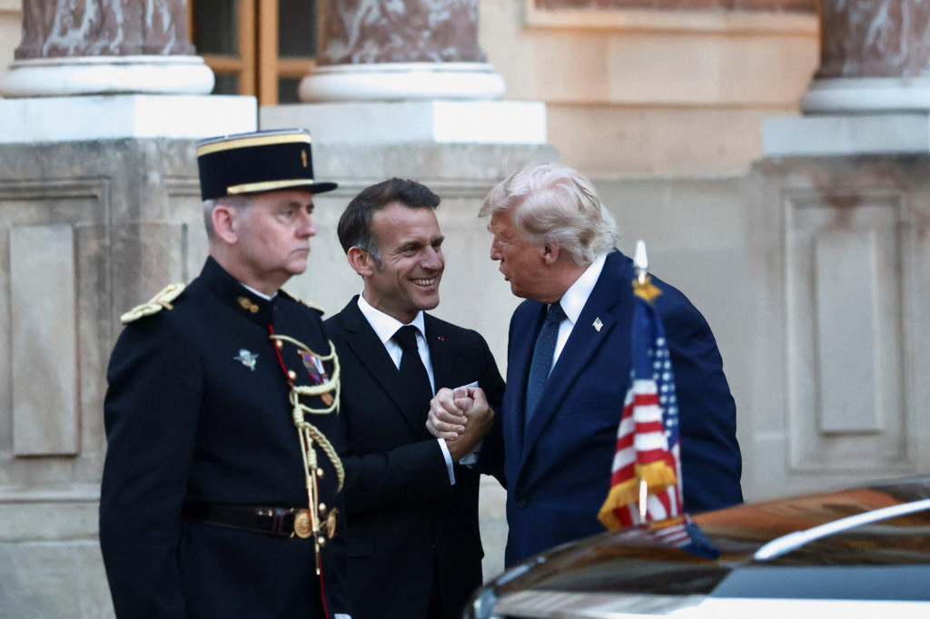 Franc&uacute;zsky prezident Emmanuel Macron v&iacute;ta americk&eacute;ho prezidenta Donalda Trumpa na večeri pri pr&iacute;ležitosti 250. v&yacute;ročia nez&aacute;vislosti Spojen&yacute;ch &scaron;t&aacute;tov v pal&aacute;ci Versailles neďaleko Par&iacute;ža vo Franc&uacute;zsku 17. j&uacute;na 2026. FOTO:  Reuters