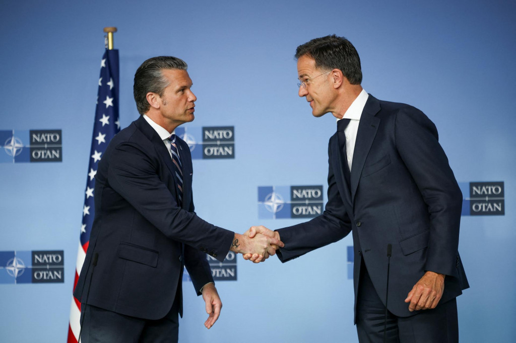 Minister obrany USA Pete Hegseth a gener&aacute;lny tajomn&iacute;k NATO Mark Rutte. FOTO: Reuters