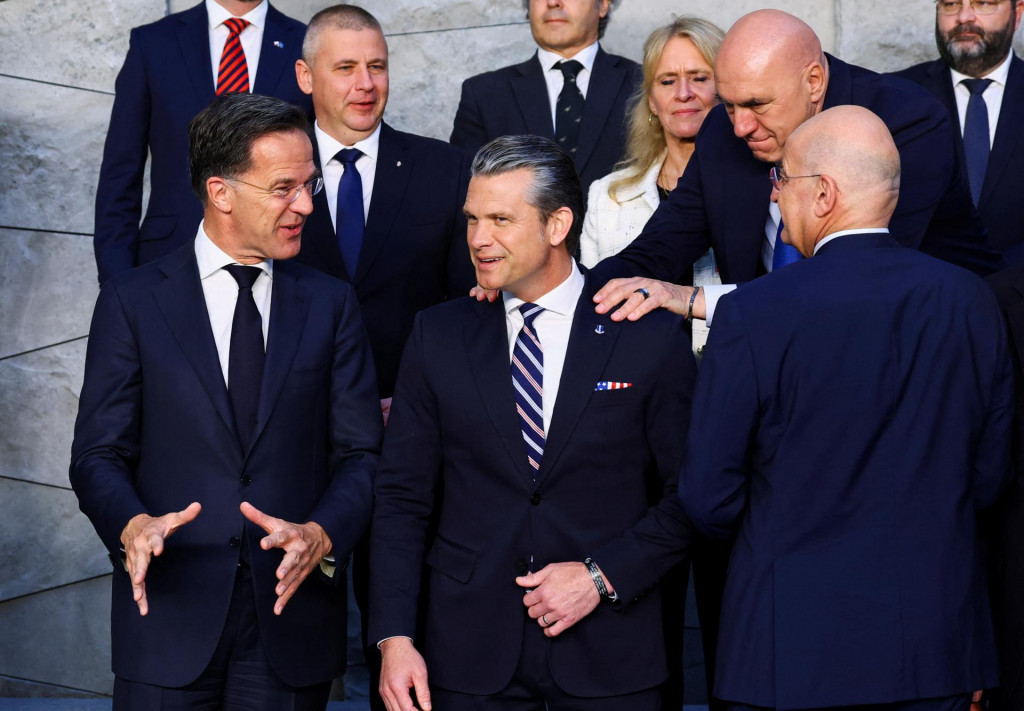 Gener&aacute;lny tajomn&iacute;k NATO Mark Rutte sa stret&aacute;va s ministrom obrany USA Peteom Hegsethom. FOTO: Reuters