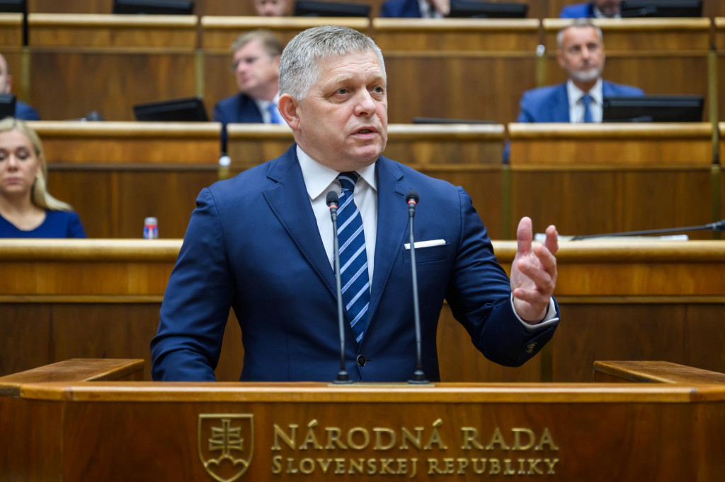 Predseda vl&aacute;dy Robert Fico počas mimoriadnej sch&ocirc;dze. FOTO: TASR/J. Nov&aacute;k