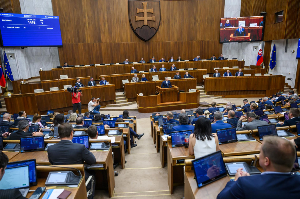 Poslanci NR SR vo &scaron;tvrtok večer vyslovili 78 hlasmi d&ocirc;veru vl&aacute;de. FOTO: TASR/Jaroslav Nov&aacute;k