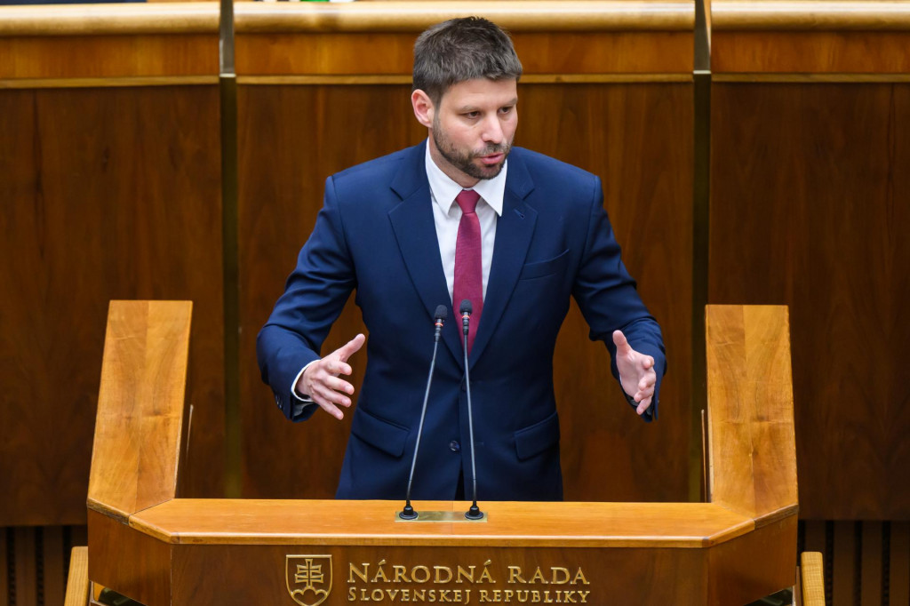 Michal &Scaron;imečka (Progres&iacute;vne Slovensko) vystupuje počas mimoriadnej 60. sch&ocirc;dze NR SR v Bratislave 18. j&uacute;na 2026. FOTO: TASR/Jaroslav Nov&aacute;k