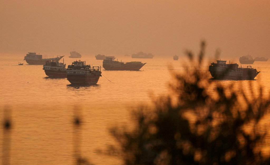 Existuje možnosť, že Ir&aacute;nci klamali, kladenie m&iacute;n len predstierali a položili ich len p&aacute;r, ale aj tak sa musia lode spr&aacute;vať, akoby bol Hormuz zam&iacute;novan&yacute;. FOTO: REUTERS