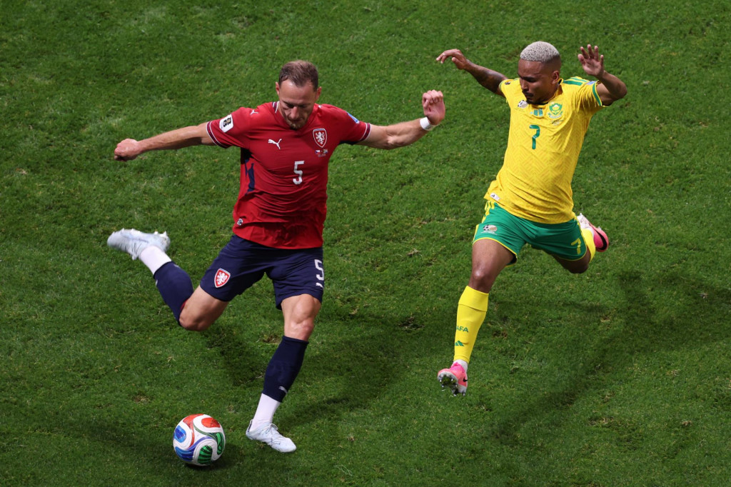 Futbalista Česka Vladim&iacute;r Coufal a hr&aacute;č Juhoafrickej republiky Oswin Appollis počas z&aacute;pasu A-skupiny Česko &ndash; Juhoafrick&aacute; republika na majstrovstv&aacute;ch sveta futbale v Atlante 18. j&uacute;na 2026. FOTO: TASR/AP