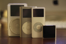 iPod prvej gener&aacute;cie od&scaron;tartoval vzostup digit&aacute;lnej hudby a r&yacute;chlo sa stal hitom spoločnosti.