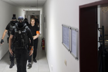 Obžalovan&yacute; Samuel Stra&scaron;ko prich&aacute;dza v sprievode pr&iacute;slu&scaron;n&iacute;kov Zboru v&auml;zenskej a justičnej str&aacute;že na s&uacute;dne pojedn&aacute;vanie. FOTO: TASR