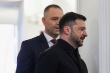 Ukrajinsk&yacute; prezident Volodymyr Zelenskij s poľsk&yacute;m prezidentom Karolom Nawrockim. FOTO: Reuters