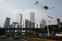 Indon&eacute;zska Jakarta patr&iacute; medzi metropoly s najr&yacute;chlej&scaron;ie rast&uacute;cou popul&aacute;ciou, v d&ocirc;sledku preľudnenia sa v&scaron;ak pot&aacute;pa. Vl&aacute;da preto pl&aacute;nuje spraviť metropolu z mesta Nusantara. FOTO: Reuters