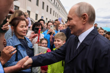 Rusk&yacute; prezident Vladimir Putin sa zdrav&iacute; s ľuďmi počas jeho pr&iacute;chodu na piaty summit Združenia kraj&iacute;n juhov&yacute;chodnej &Aacute;zie a Ruska v ruskej Kazani 18. j&uacute;na 2026. FOTO: TASR/AP