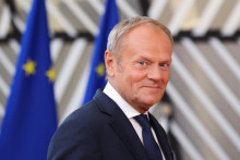 Premi&eacute;r Donald Tusk na utorkovom zasadnut&iacute; vl&aacute;dy vyhl&aacute;sil, že jeho kabinet prerokuje n&aacute;vrh uznesenia o začat&iacute; krokov smeruj&uacute;cich k zriadeniu z&aacute;kladne. FOTO: Reuters