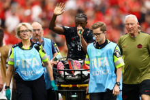 Kanadsk&yacute; hr&aacute;č Ismael Kone m&aacute;va publiku, keď dost&aacute;va kysl&iacute;k po tom, čo ho po zranen&iacute; odn&aacute;&scaron;aj&uacute; na nosidl&aacute;ch. FOTO: Reuters