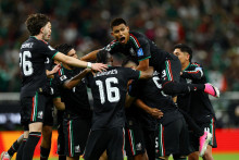Mexick&yacute; hr&aacute;č Luis Romo oslavuje strelenie svojho prv&eacute;ho g&oacute;lu. FOTO: Reuters