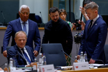 Ukrajinsk&yacute; prezident Volodymyr Zelenskyj vedľa maďarsk&eacute;ho premi&eacute;ra Petra Magyara, predsedu Eur&oacute;pskej rady Antonia Costu a poľsk&eacute;ho premi&eacute;ra Donalda Tuska počas okr&uacute;hleho stola na samite E&Uacute;. FOTO: Reuters