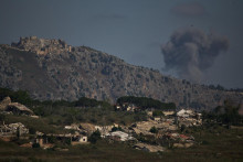 Dym st&uacute;pa v oblasti neďaleko z&aacute;mku Beaufort po &uacute;tokoch izraelsk&yacute;ch vdu&scaron;n&yacute;ch s&iacute;l v južnom Libanone na hranici Izraela s Libanonom 19. j&uacute;na 2026. FOTO: TASR/AP