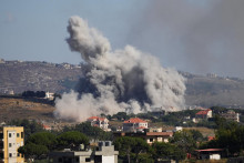 Dym sa val&iacute; z južn&eacute;ho Libanonu po izraelskom &uacute;toku. FOTO: Reuters