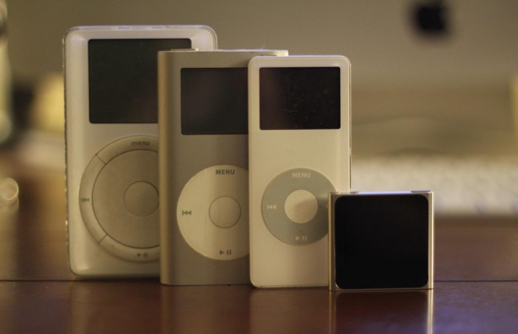 iPod prvej gener&aacute;cie od&scaron;tartoval vzostup digit&aacute;lnej hudby a r&yacute;chlo sa stal hitom spoločnosti.