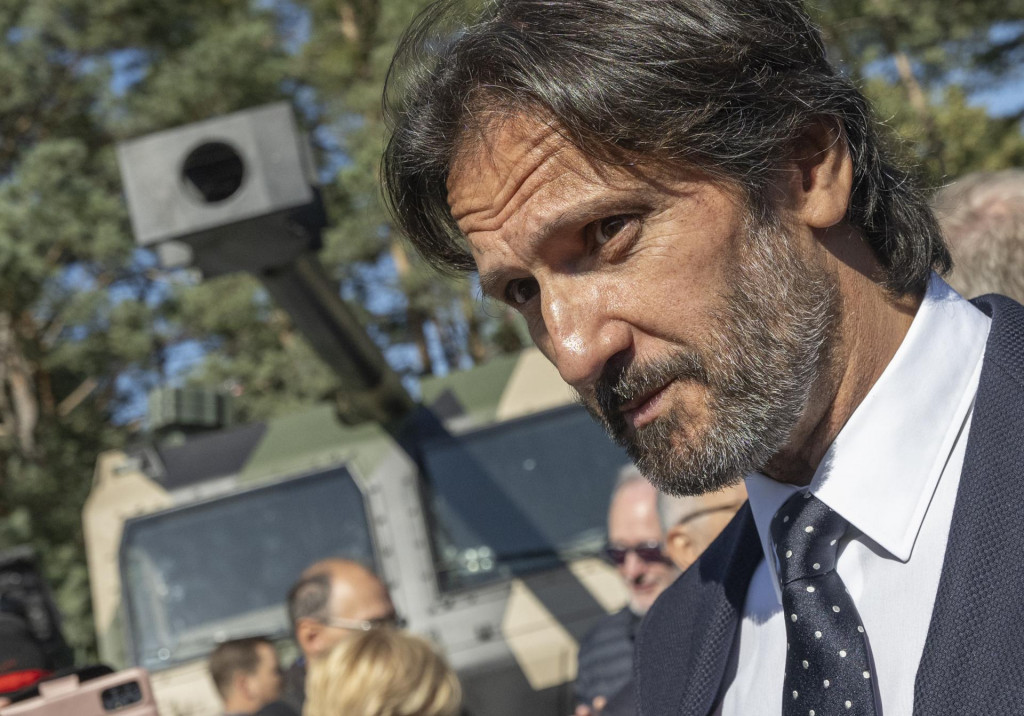 Na arch&iacute;vnej sn&iacute;mke &scaron;&eacute;f rezortu obrany Robert Kaliň&aacute;k vo Vojenskom technickom a sk&uacute;&scaron;obnom &uacute;stave Z&aacute;horie pred dvomi rokmi. FOTO: TASR/M. Baumann