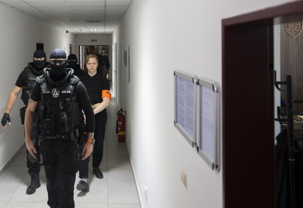 Obžalovan&yacute; Samuel Stra&scaron;ko prich&aacute;dza v sprievode pr&iacute;slu&scaron;n&iacute;kov Zboru v&auml;zenskej a justičnej str&aacute;že na s&uacute;dne pojedn&aacute;vanie. FOTO: TASR